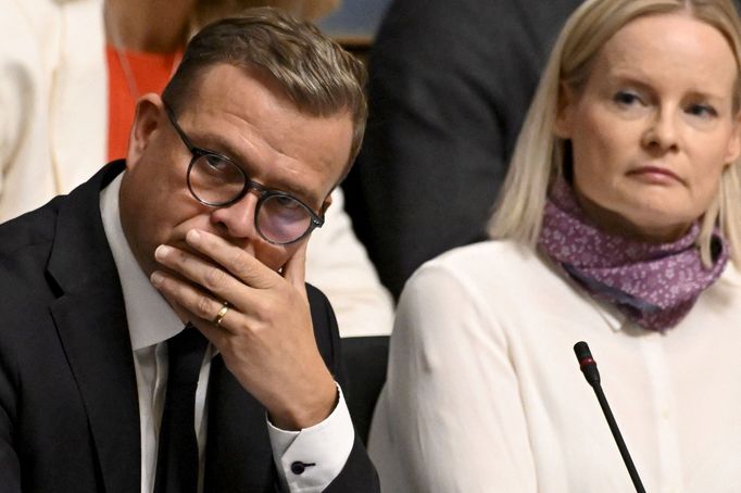 Předseda vlády Petteri Orpo (vlevo) a ministryně financí Riikka Purra během zasedání finského parlamentu v Helsinkách