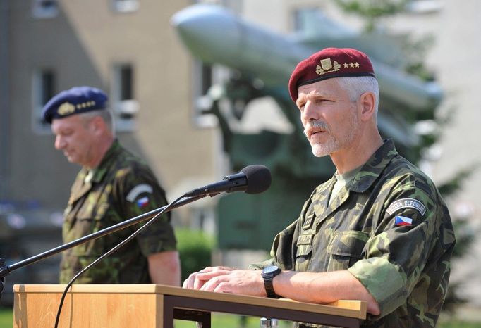 Petr Pavel (vpravo) nově jmenován do funkce funkce náčelníka Generálního štábu Armády ČR. Olomouc, rok 2012