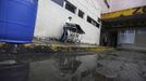 A man pushes a stretcher after taking a body to the morgue of a local hospital in San Pedro Sula March 27, 2013. San Pedro Sula, the country's second largest city after Tegucigalpa, has a homicide rate of 169 per 100,000 people and was named the world's most violent city for a second year in a row. Lax laws allow civilians to own up to five personal guns. Arms trafficking has flooded the country with nearly 70% illegal firearms. 83.4% of homicides are by firearms, compared to 60% in the United States. Picture taken March 27, 2013. REUTERS/Jorge Cabrera (HONDURAS - Tags: CRIME LAW CIVIL UNREST HEALTH) ATTENTION EDITORS: PICTURE 14 OF 39 FOR PACKAGE 'GUN CULTURE - HONDURAS' SEARCH 'HONDURAS GUN' FOR ALL IMAGES Published: Dub. 5, 2013, 11:14 dop.