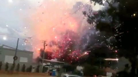Výbuch zábavní pyrotechniky rozpoutal ve vesnici na pár minut peklo