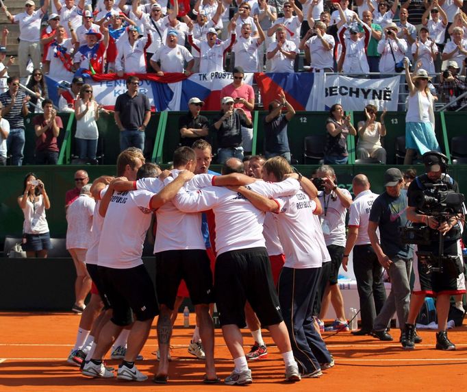 Čeští tenisté slaví postup do finále Davis Cupu 2012 po utkání Tomáše Berdycha s Atgentincem Carlosem Berlocqem.