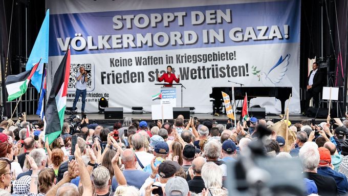 Na sobotní demonstraci Zastavte genocidu v Gaze se objevila i šéfka opoziční strany Spojenectví Sahry Wagenknechtové (BSW), která označila všechny války na zločin.