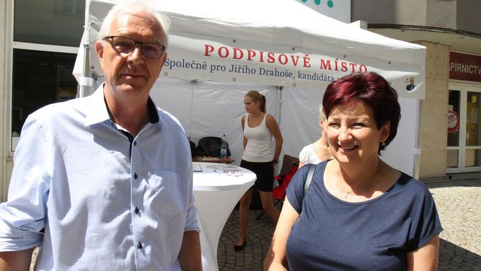 Jiří Drahoš s manželkou v Uherském Hradišti po příjezdu z Velehradu, kde se dočkal podpory od šéfů KDU-ČSL a Starostů a nezávislých