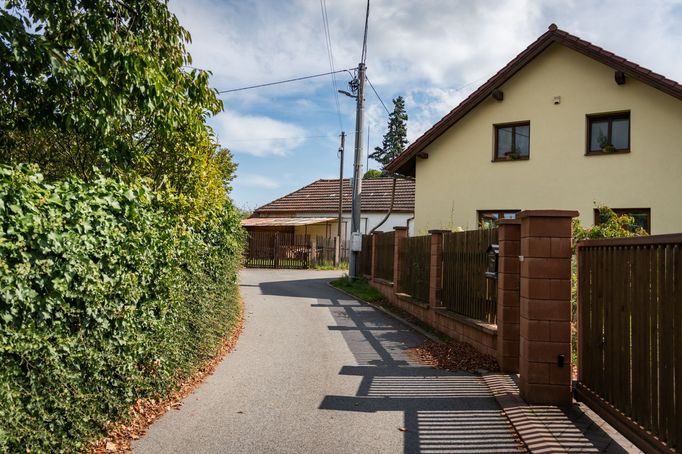 Podle mapy se nejbližší restaurace nachází v jiných obcích, vyhledávač ukázal jen jídelnu U Čápa v Milíně nebo Hostinec Háje ve stejnojmenné obci. V Buku není nic.