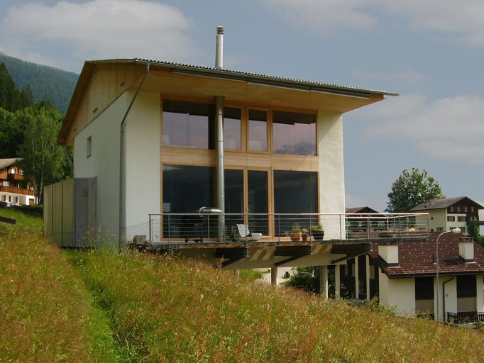 architekt Werner Schmidt - víkendový dům v Dissentisu, Švýcarsko, byl postavený jako první dvoupatrový dům z nosné slámy v Evropě, nejvyšší takový dům je třípatrový.