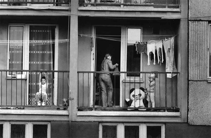 Balkóny anebo také okna do společnosti v roce 1979.