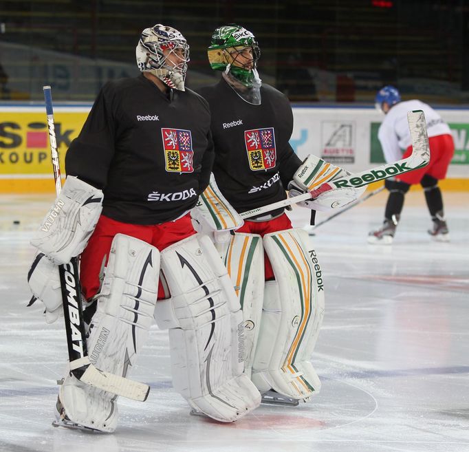 Čeští hokejoví reprezentační brankáři Ondřej Pavelec a Alexander Salák při tréninku před Karjala Cupem 2012.