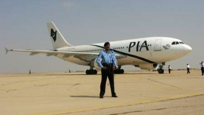 Letoun pákistánských aerolinií na přistávací ploše v Karáčí.