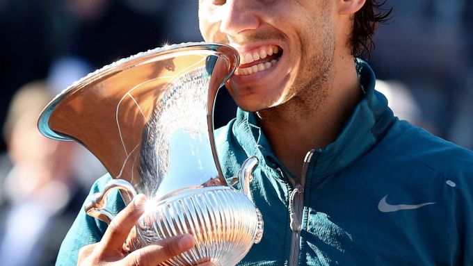Rafael Nadal s trofejí, kterou po loňském vítězství v Římě získal i letos, celkově už pošesté.