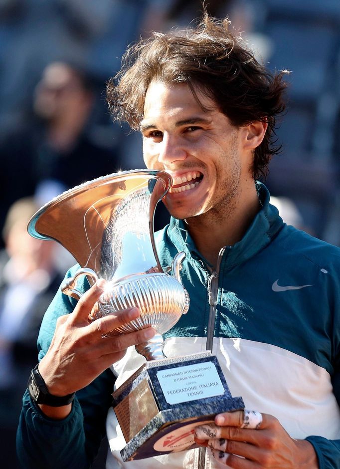 Rafael Nadal slaví zisk titulu na turnaji v Římě, když ve finále porazil Rogera Federera