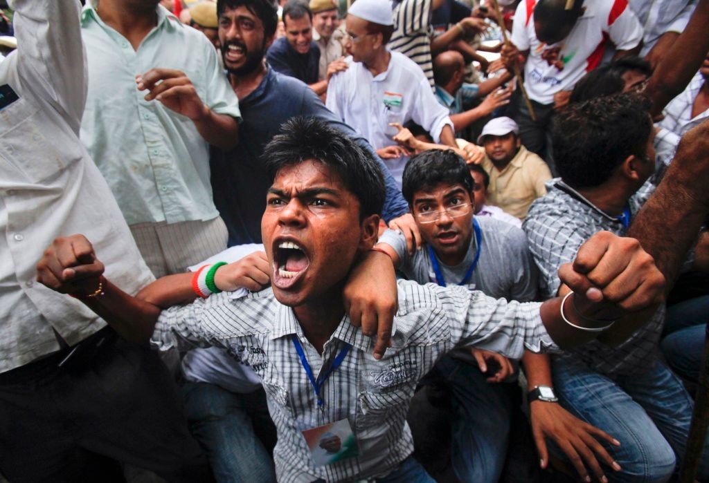 Indie - demonstrace proti zatčení bojovníka proti korupci Anny Hazareho