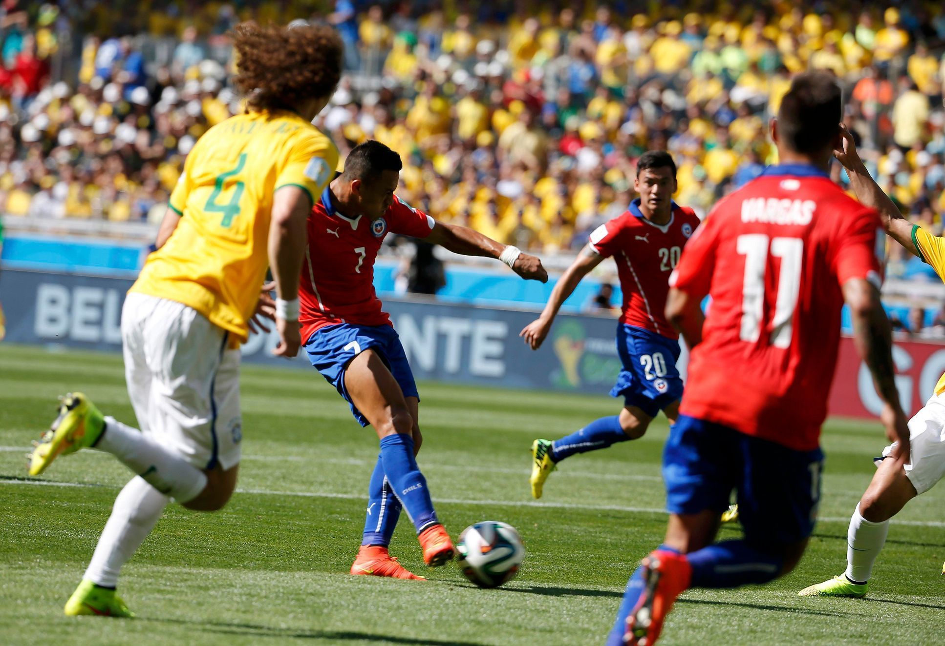 MS 2014, Brazílie-Chile: Alexis Sánchez dává gól