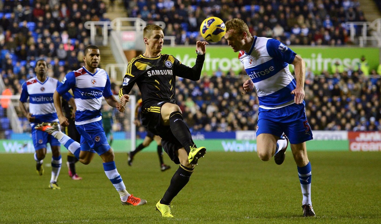 Premier League: Reading - Chelsea:  Fernando Torres (uprostřed) - Alex Pearce (vpravo)