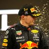 Max Verstappen se raduje z vítězství v Abú Zábí a titulu mistra světa formule 1 za rok 2021