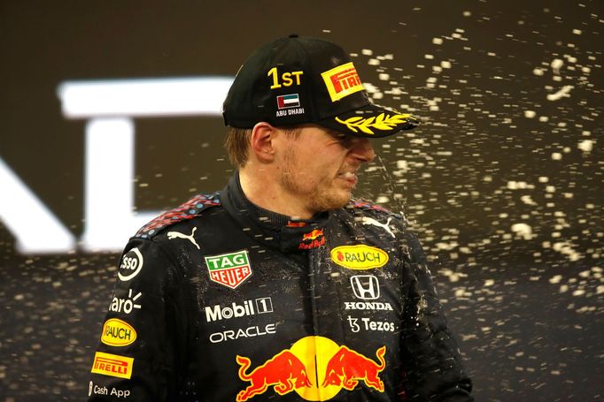 Max Verstappen se raduje z vítězství v Abú Zábí a titulu mistra světa formule 1 za rok 2021