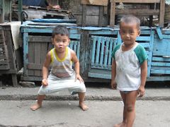 Děti v jednom z chudinských slumů filipínské metropole Manily