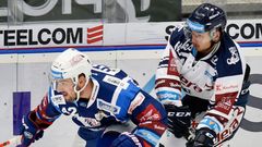 Filip Pyrochta z Brna a Josef Baláž z Vítkovic v zápase 18. kola hokejové extraligy