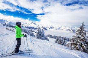 V tyrolském rodišti olympijského skokana na lyžích naučí lyžovat každého