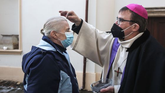 Foto: Církev letos udílela popelec bezdotykově. Křížek nahradilo posypání popelem