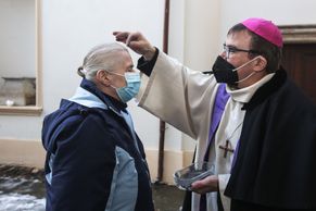 Foto: Církev letos udílela popelec bezdotykově. Křížek nahradilo posypání popelem