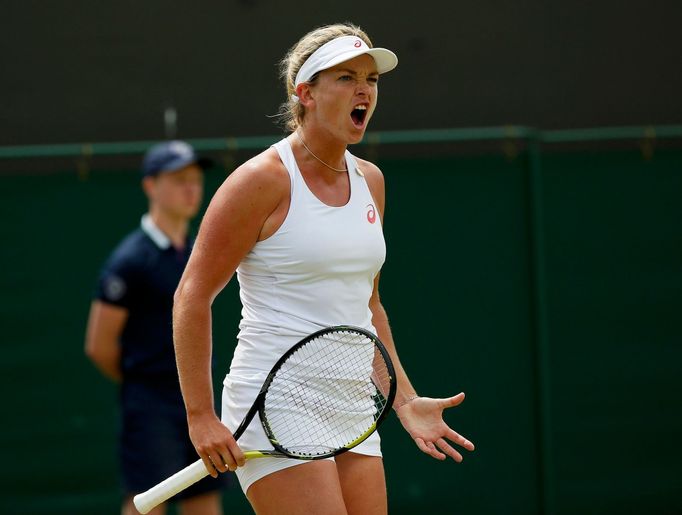 Coco Vandewegheová v osmifinále Wimbledonu 2015 s Lucií Šafářovou.