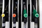 Benzin i nafta v Česku znovu zdražily, růst cen ale zvolnil. Nejdráže stále tankují řidiči v Praze