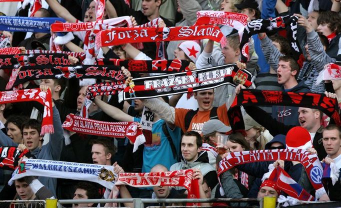 Sparťanské ultras očekával plný kotel Slávistů na protější straně stadionu.