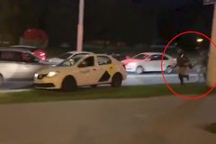 Dramatické záběry z Minsku: muže před dotírajícími těžkooděnci zachránil taxikář