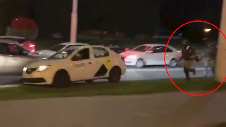Dramatické záběry z Minsku: muže před dotírajícími těžkooděnci zachránil taxikář