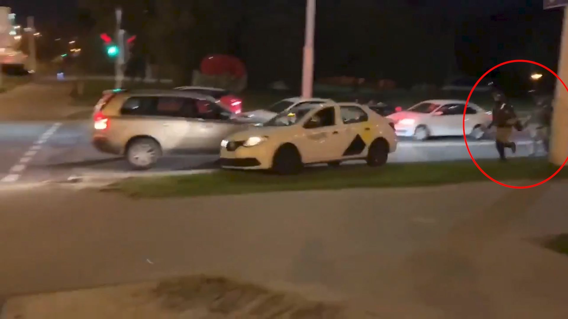 Taxikář na červenou a v protisměru odváží demonstranta, kterého honila běloruská policie.