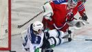 Hokej, KHL, Lev Praha - Dynamo Moskva: Petri Vehanen  - Alexej Cvetkov