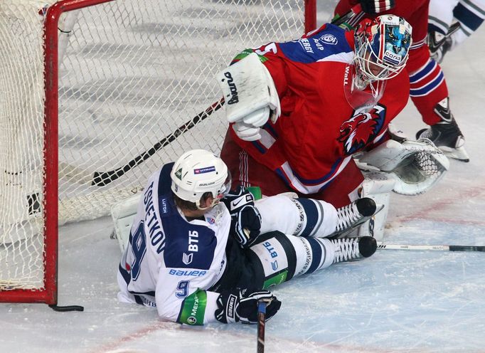 Hokej, KHL, Lev Praha - Dynamo Moskva: Petri Vehanen  - Alexej Cvetkov