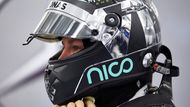 Nico Rosberg (6). Německý pilot už nechce být zaměnitelný s Hamiltonem, proto bude do Mercedesu usedat místo žluté v černé helmě. Číslo 6 odkazuje na rok 1982, kdy právě s ním vyhrál jeho otec Keke Rosberg titul mistra světa.