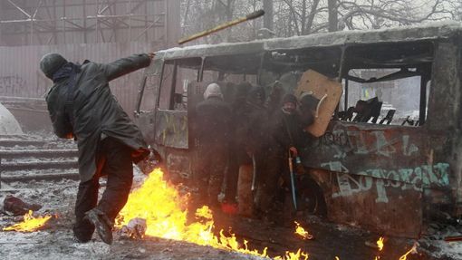 Bitva nedaleko ukrajinského parlamentu ve středu ráno pokračovala.