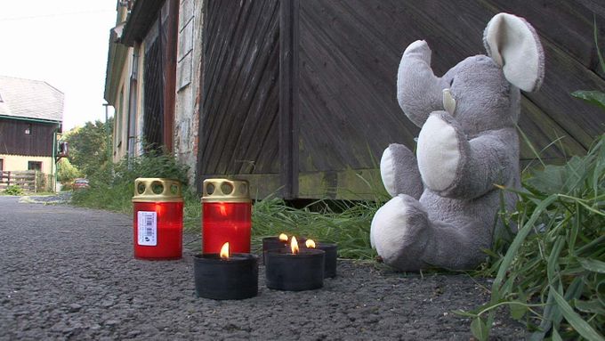Široký důl - svíčky a hračky u místa vraždy