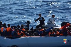 Italská pobřežní stráž zachránila přes tisíc uprchlíků na člunech. Snažili se dostat z Afriky do EU
