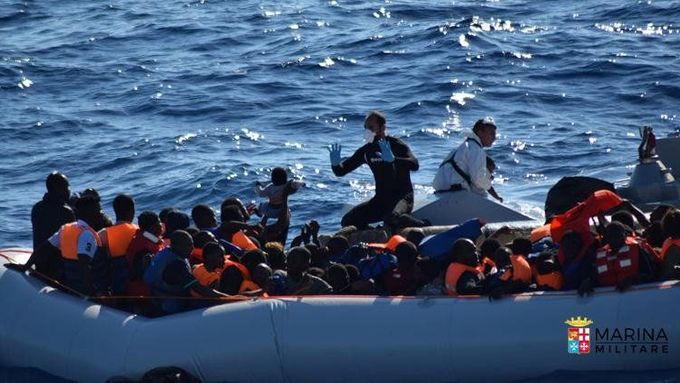 Loď s uprchlíky u Sicílie.
