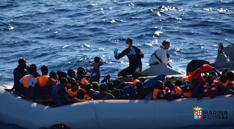Loď s uprchlíky u Sicílie