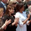 Sarah Brownová, Carla Bruniová-Sarkozyová a Michelle Obamová (zleva) v publiku.
