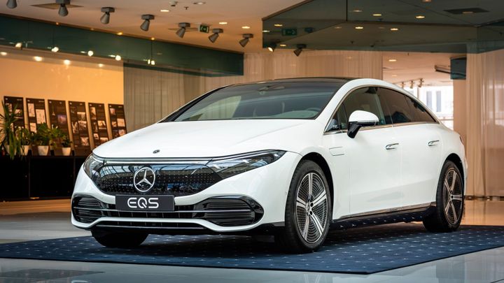 Dojezd Tesly, luxus o řády výš. Elektrická vlajková loď Mercedes EQS naživo v Praze; Zdroj foto: Mercedes-Benz