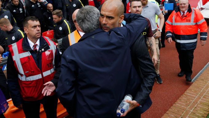 Trenéři Pep Guardiola a José Mourinho jsou sice velkými rivaly, ale cítí k sobě vzájemnou úctu a před soubojem obou manchesterských klubů se navzájem objali.