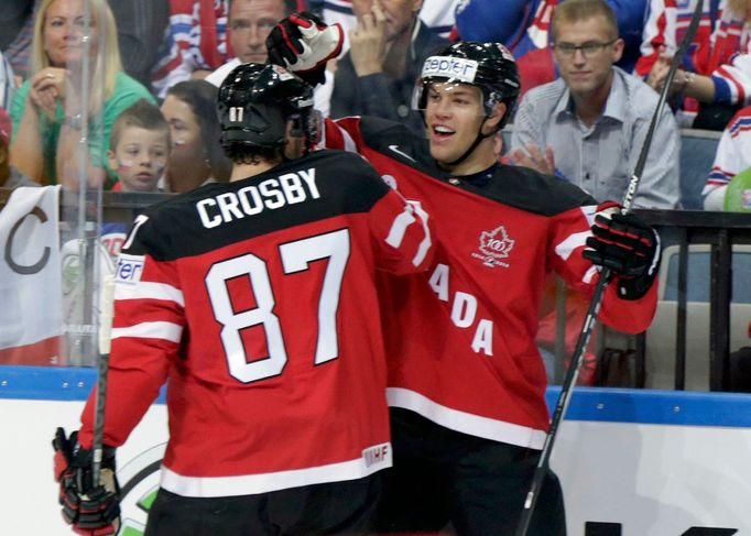 MS 2015, SF Česko-Kanada: Sidney Crosby a Taylor Hall slaví gól na 0:1