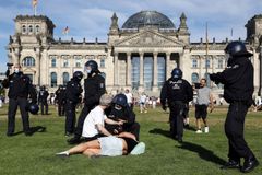 Policie v pohotovosti. Do Berlína míří odpůrci restrikcí z celého Německa i zahraničí