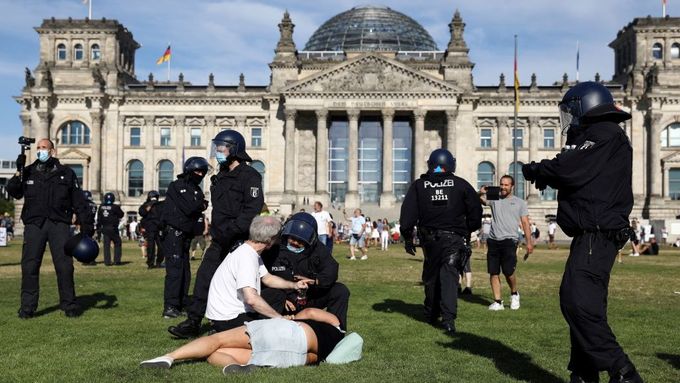 Němečtí policisté při zásahu na demonstraci proti restriktivním opatřením 1. srpna v Berlíně.