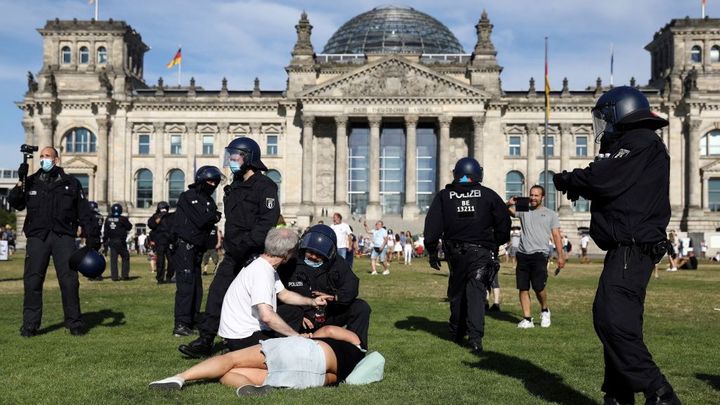 Policie v pohotovosti. Do Berlína míří odpůrci restrikcí z celého Německa i zahraničí