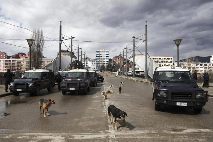 Mitrovica je rozdělná řekou na etnicky srbskou a albánskou část.