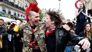 Radikálně levicová strana Nepodrobená Francie avizovala, že vyvolá hlasování o nedůvěře, zatímco krajně pravicové Národní sdružení připustilo, že je ochotno s ním dočasně spolupracovat.