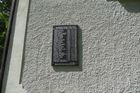Památní deska připomíná oběti hranic, tedy ty bez uniformy. Od roku 2004 tu je Památník obětem komunistického zla.