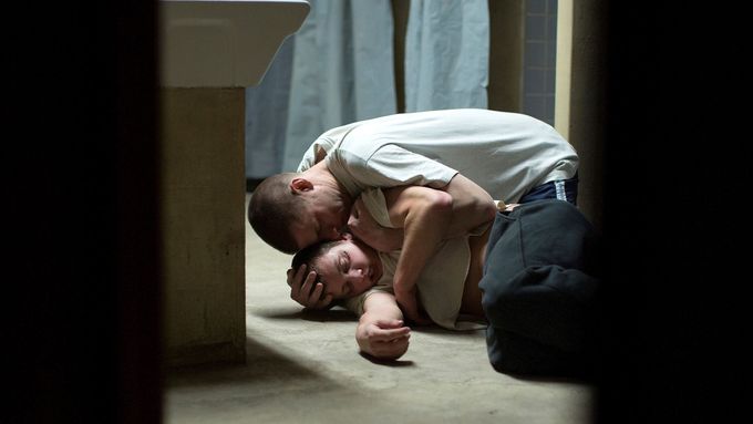 Ve filmu se dvaadvacetiletý Thomas přijíždí poprat se závislostí na heroinu do katolického rehabilitačního centra.