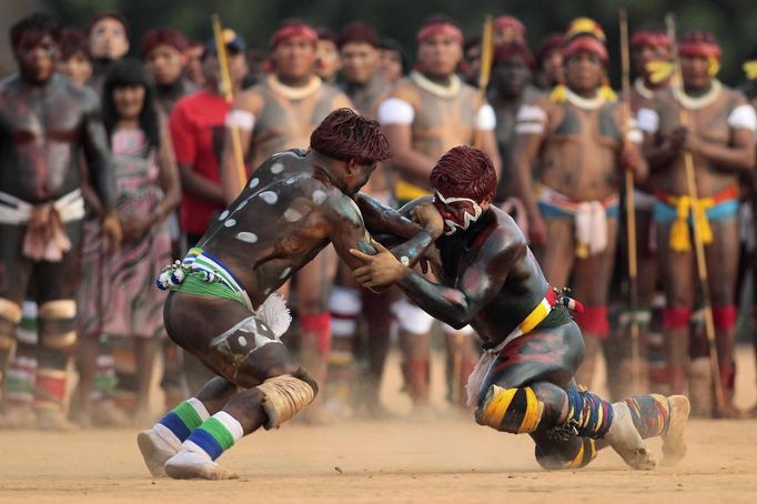 Yawalapiti men wrestle as part of this year's 'quarup,' a ritual held over several days to honour in death a person of great importance to them, in the Xingu National Park, Mato Grosso State, August 19, 2012. This year the Yawalapiti tribe honoured two people - a Yawalapiti Indian who they consider a great leader, and Darcy Ribeiro, a well-known author, anthropologist and politician known for focusing on the relationship between native peoples and education in Brazil. Picture taken August 19, 2012. REUTERS/Ueslei Marcelino (BRAZIL - Tags: SOCIETY ENVIRONMENT) FOR EDITORIAL USE ONLY. NOT FOR SALE FOR MARKETING OR ADVERTISING CAMPAIGNS. ATTENTION EDITORS - PICTURE 18 OF 37 FOR THE PACKAGE 'THE YAWALAPITI QUARUP RITUAL' Published: Srp. 29, 2012, 10:21 dop.